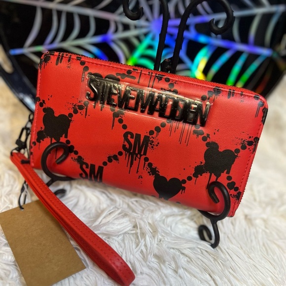 COPY - 🖤❤️NWT-STEVE MADDEN BLEEDING HEART ZIP AROUND WALLET/WRISTLET🖤❤️ - Picture 6 of 10